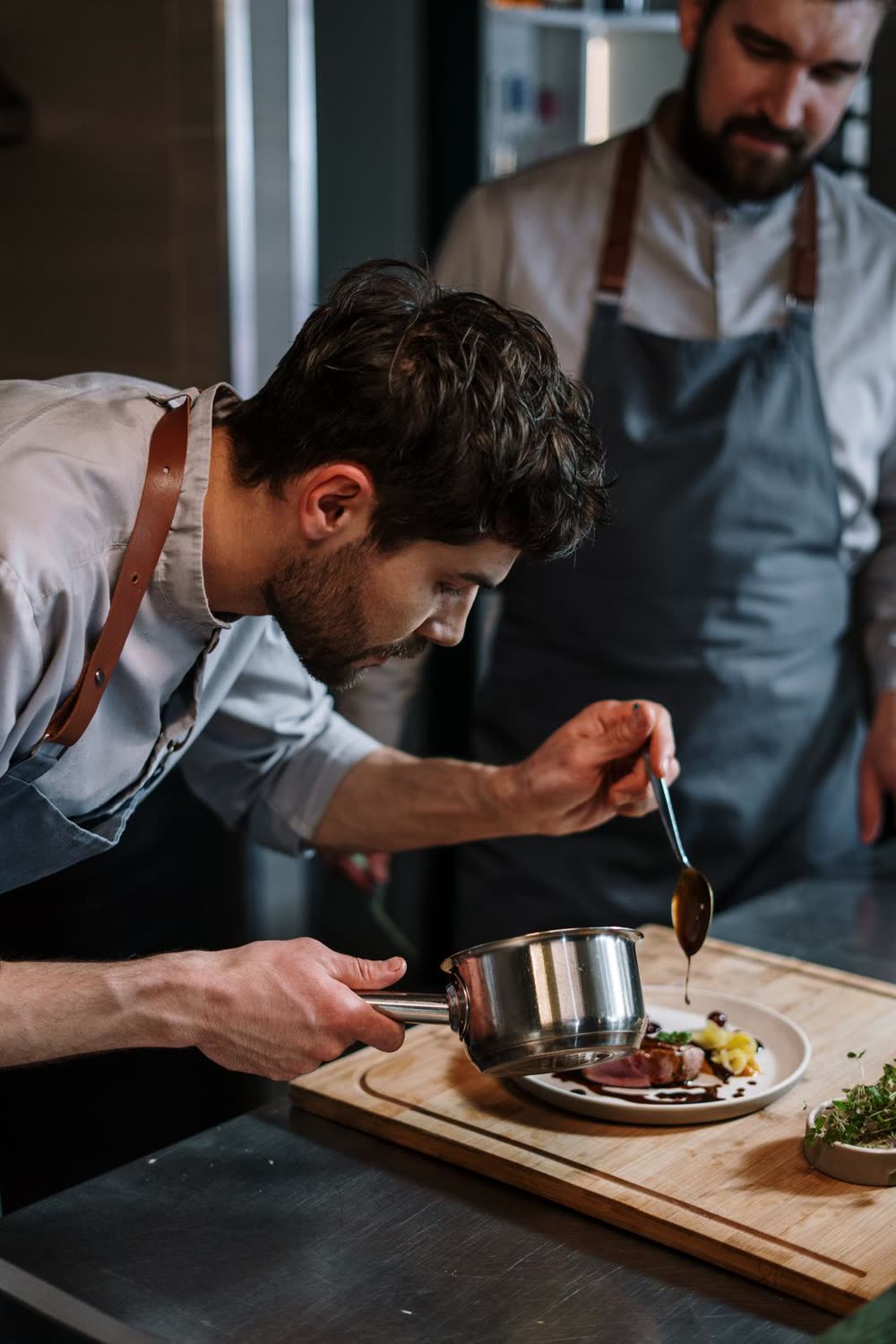 Le dressage d’une assiette en cuisine